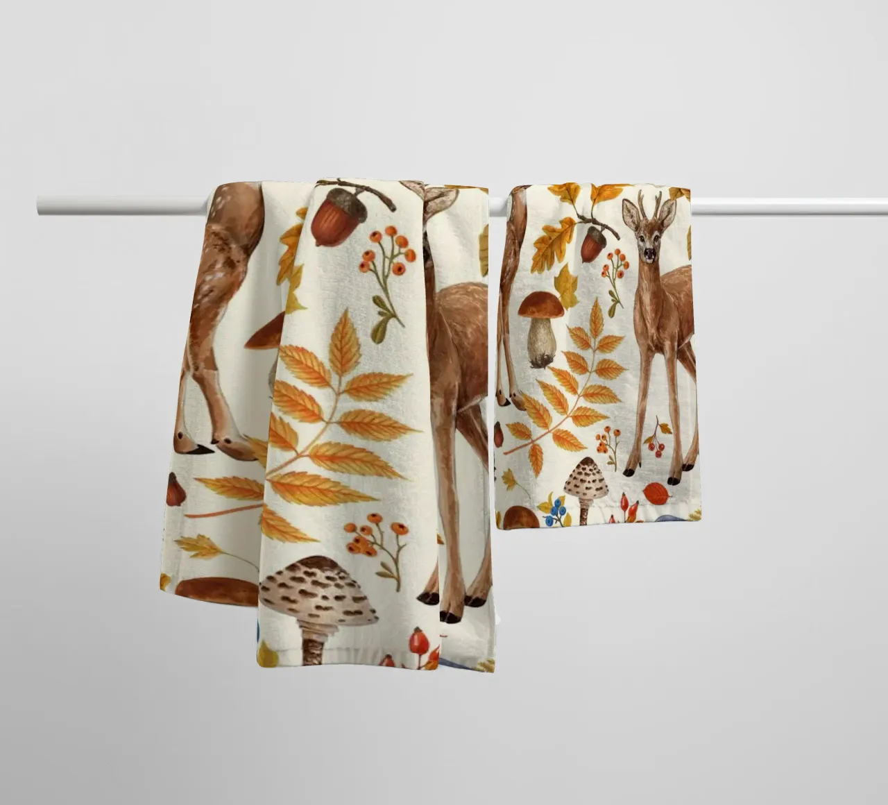 Herfstflora en -fauna op gebroken wit badhanddoek van Painted Nature