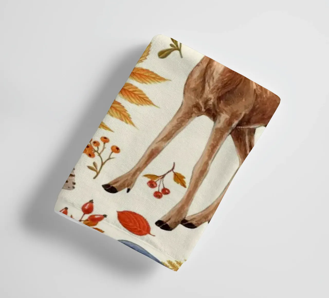 Herfstflora en -fauna op gebroken wit badhanddoek van Painted Nature