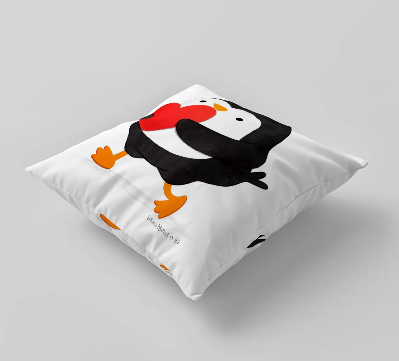 Penguin holding a big red heart cuscino da julianamotzko