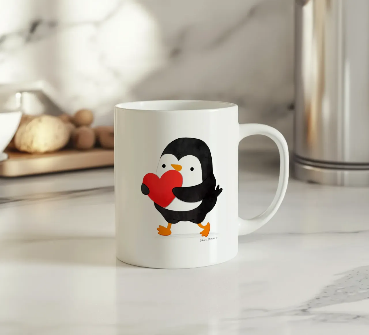 Penguin holding a big red heart tazza in ceramica da julianamotzko