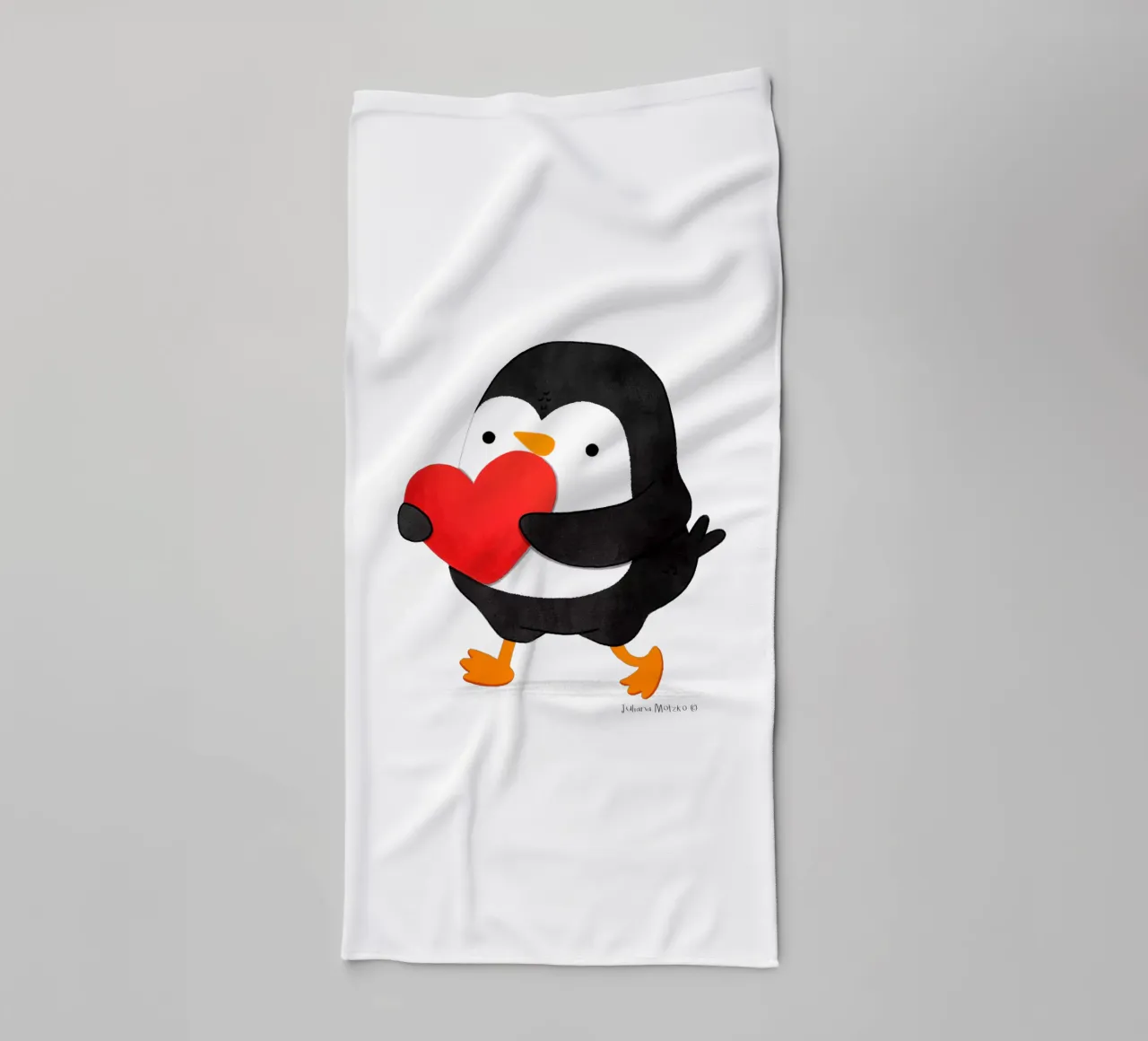 Penguin holding a big red heart asciugamano da bagno da julianamotzko