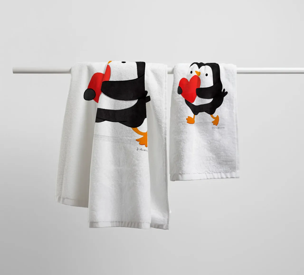 Penguin holding a big red heart asciugamano da bagno da julianamotzko