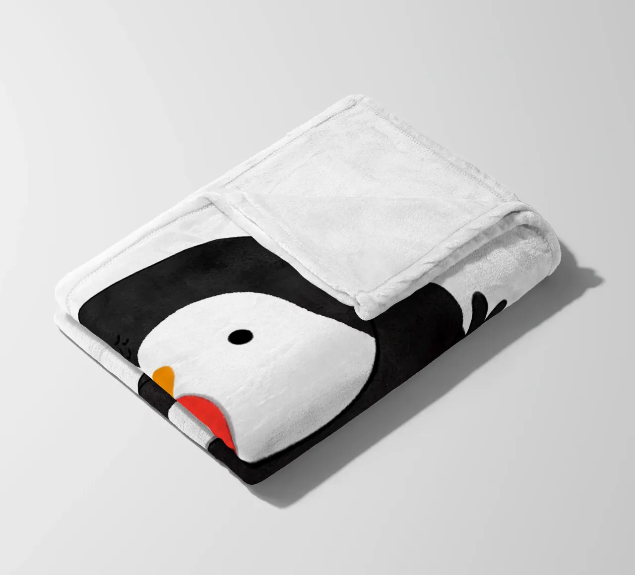 Penguin holding a big red heart coperta in pile da julianamotzko