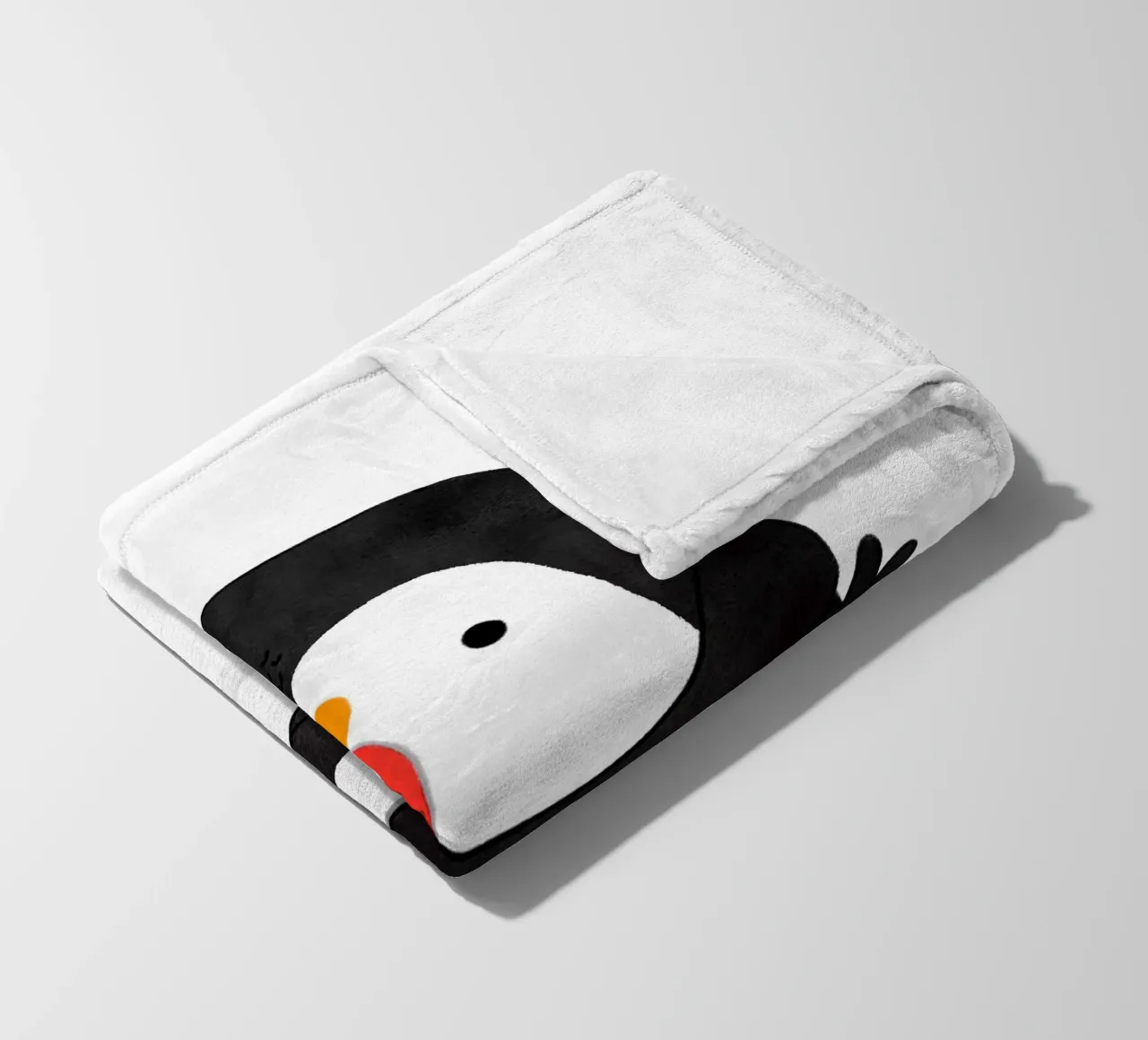 Penguin holding a big red heart coperta in pile da julianamotzko