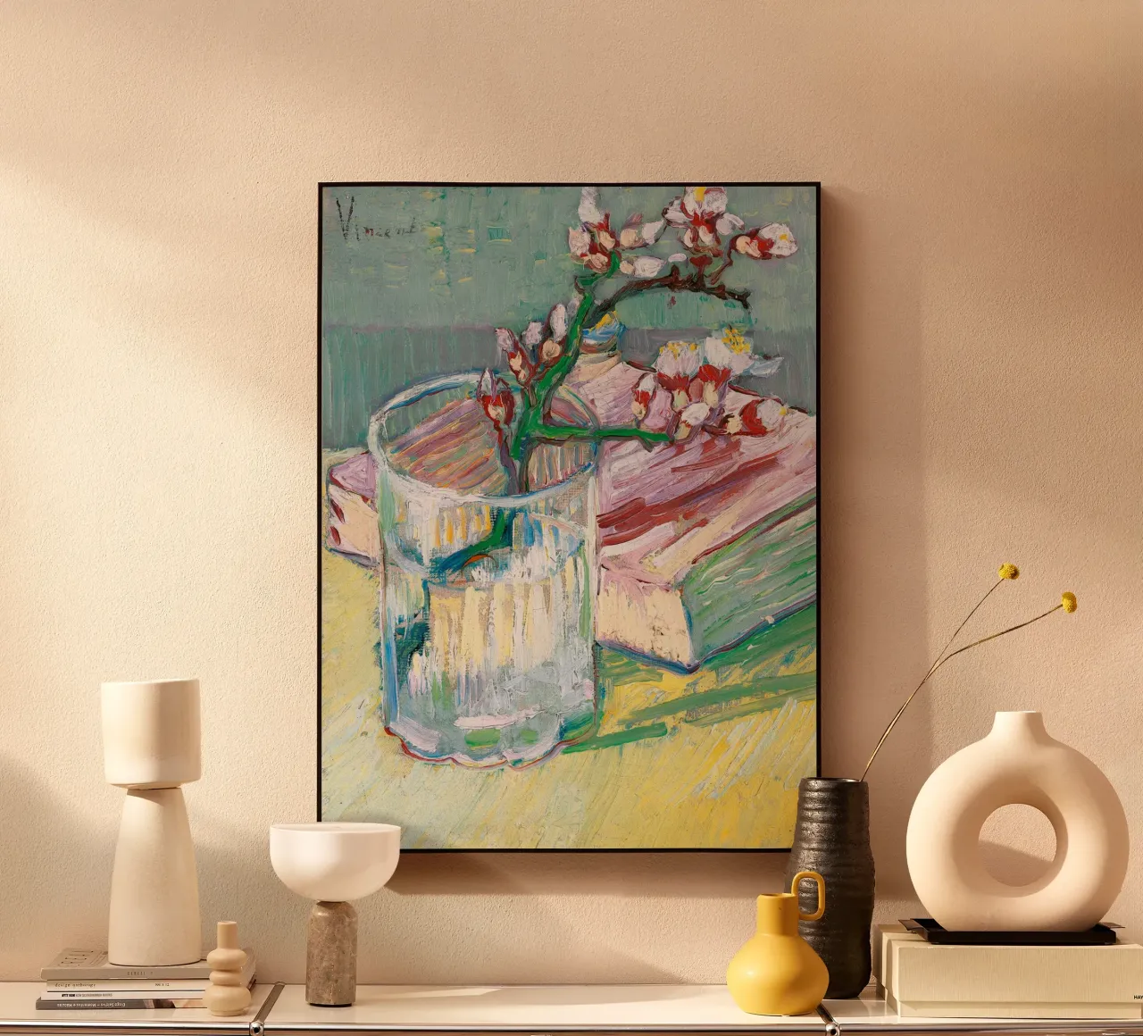Rama de almendro en flor en un vaso con un libro metacrilato de Roy Terrell