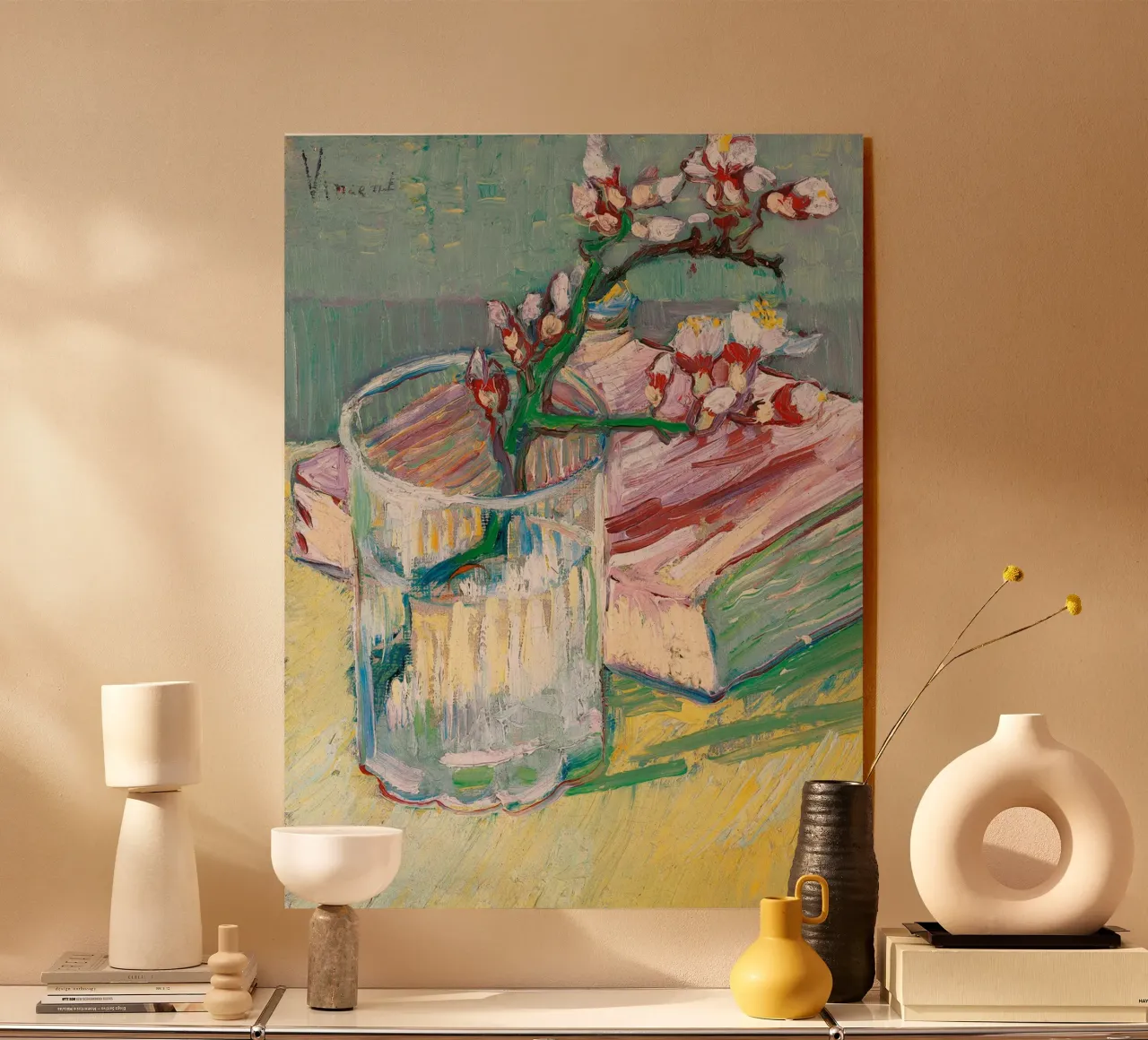 Rama de almendro en flor en un vaso con un libro metacrilato de Roy Terrell