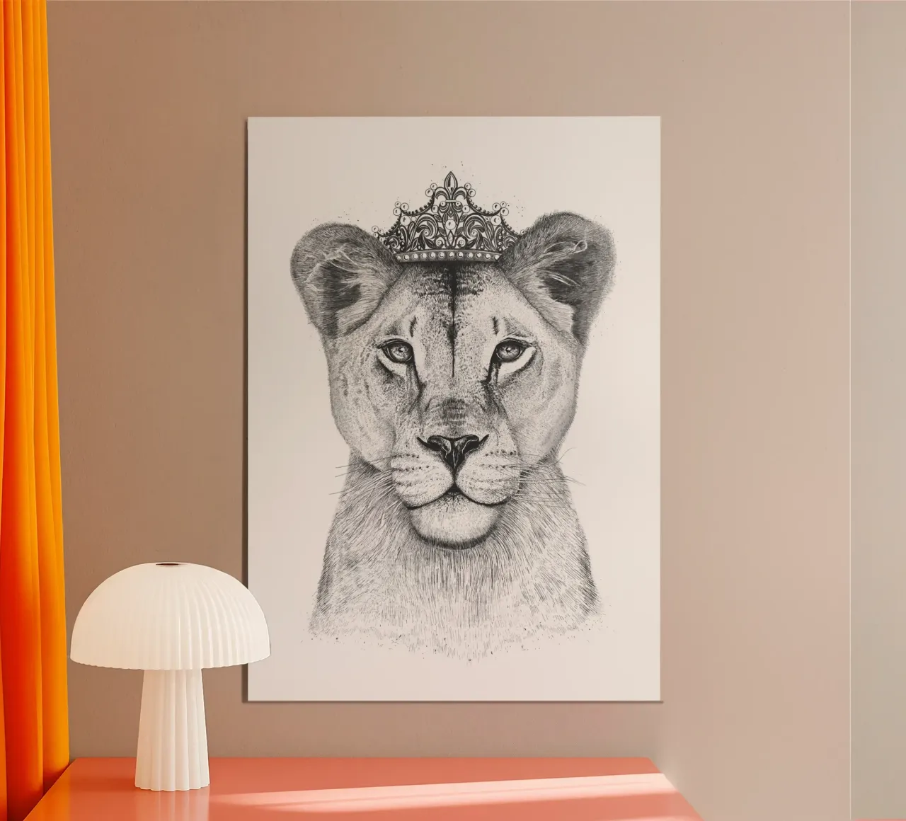 La regina leonessa poster con telaio in alluminio da valeriyakorenkova