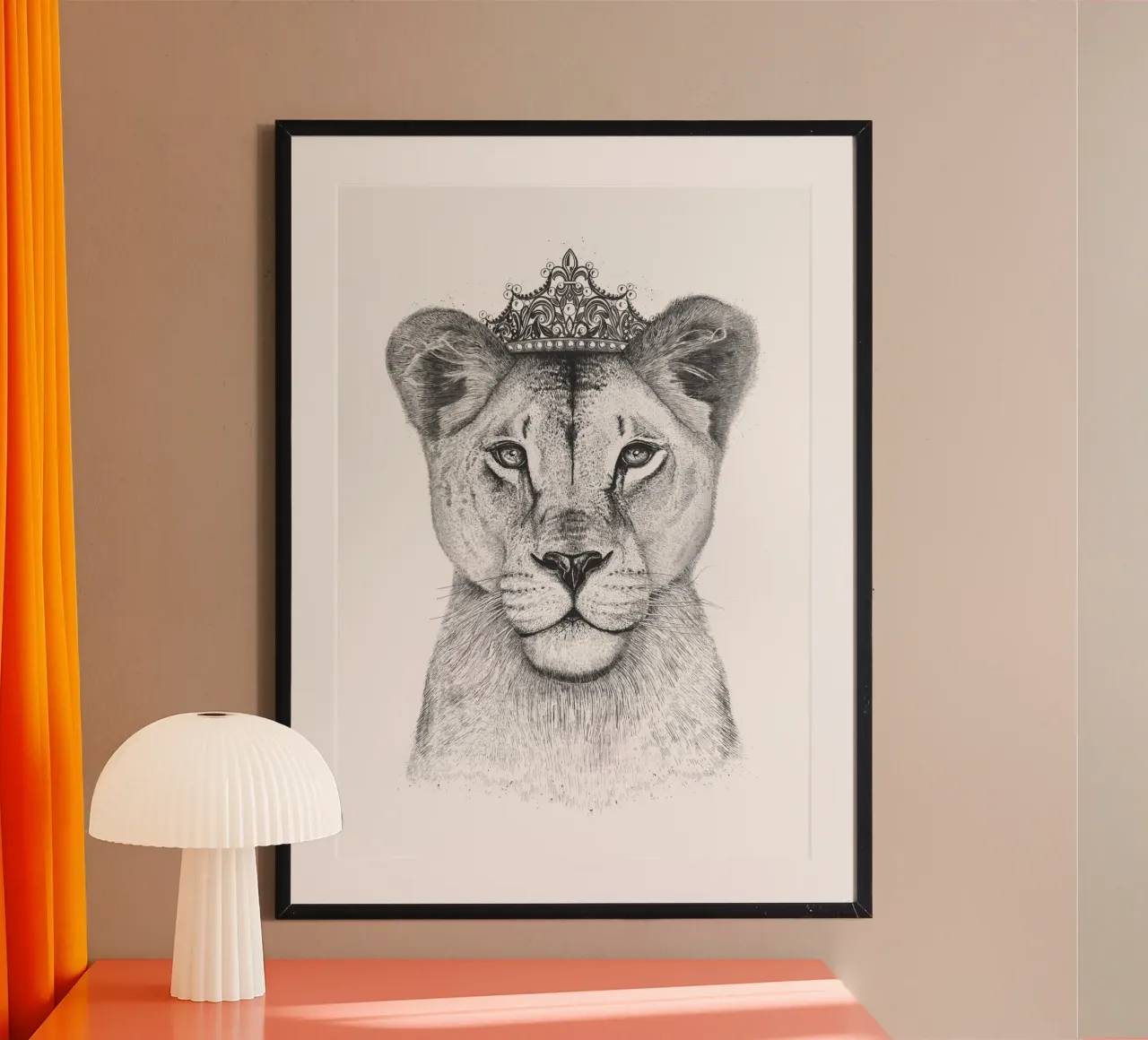 La regina leonessa poster con telaio in alluminio da valeriyakorenkova