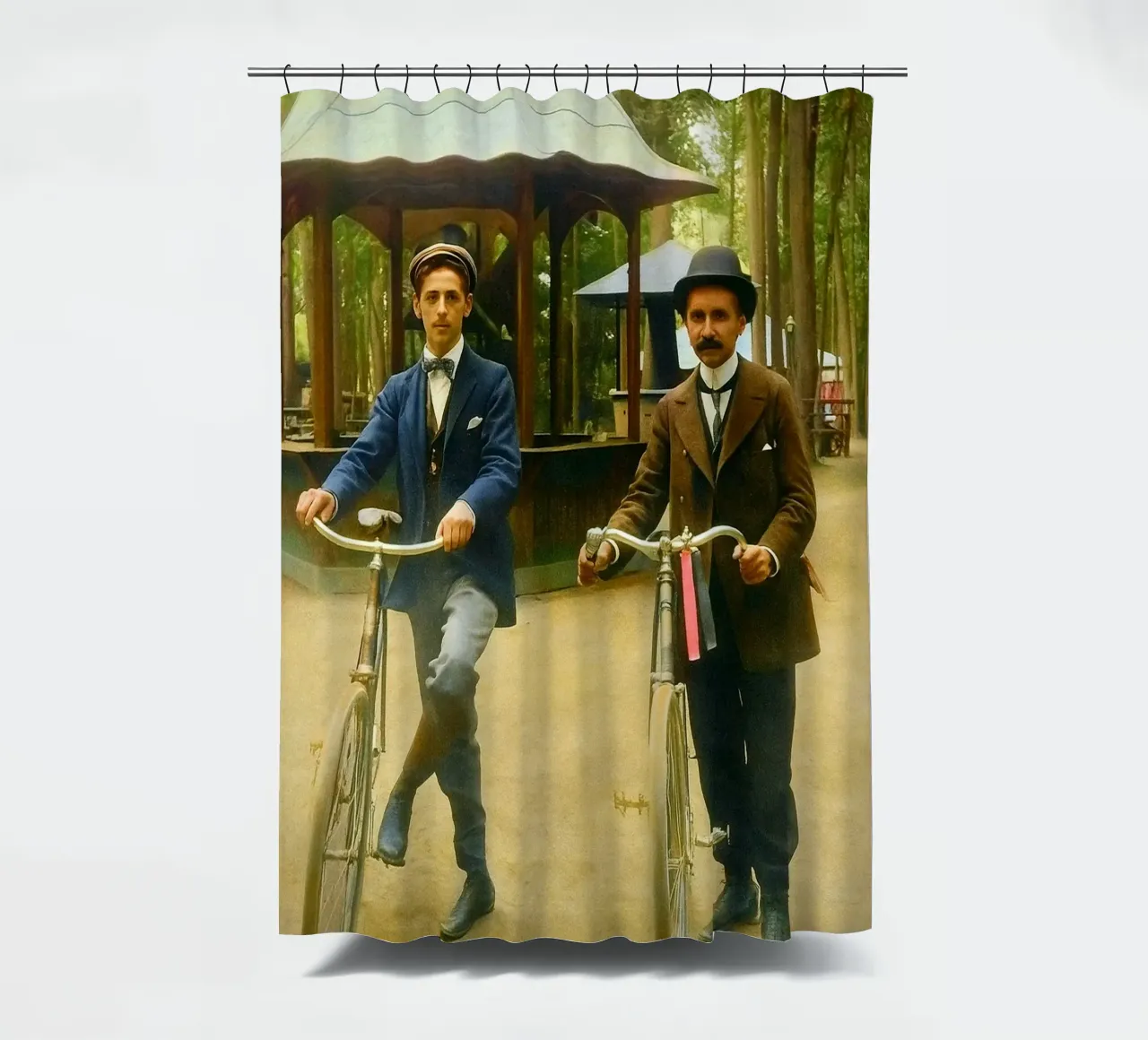 Oldtimer-Mann mit altem Fahrrad Duschvorhang von tamarind
