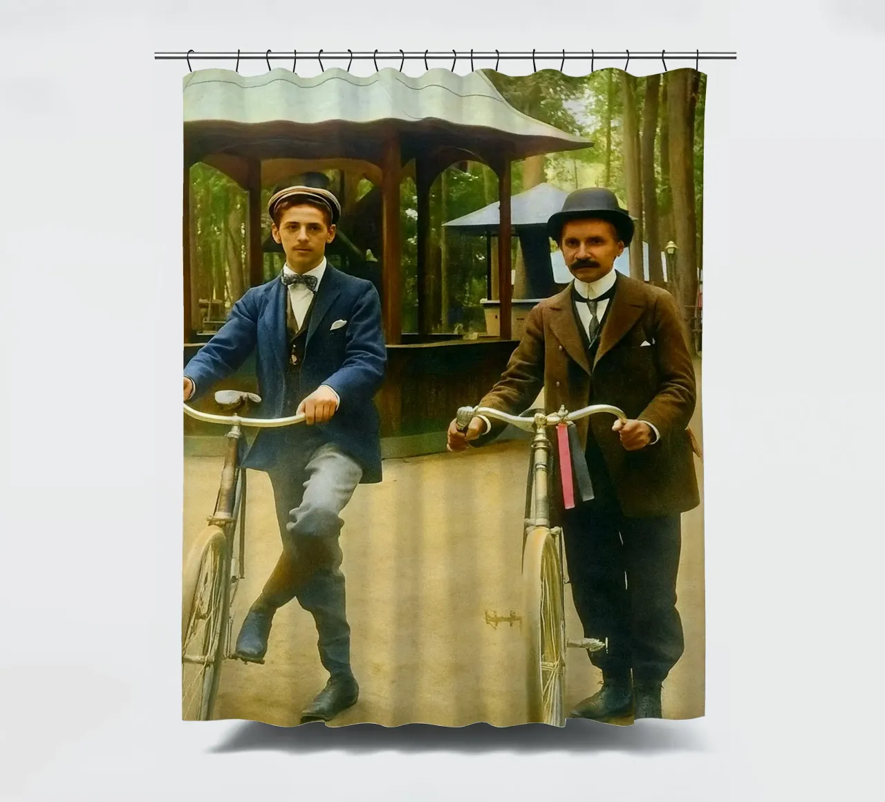 Oldtimer-Mann mit altem Fahrrad Duschvorhang von tamarind
