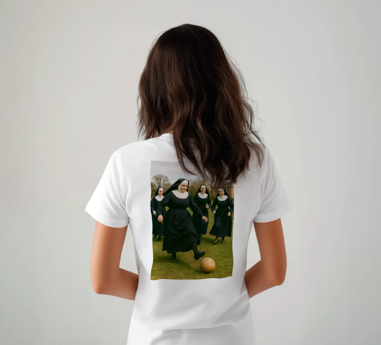 suora che gioca a calcio t-shirt da tamarind