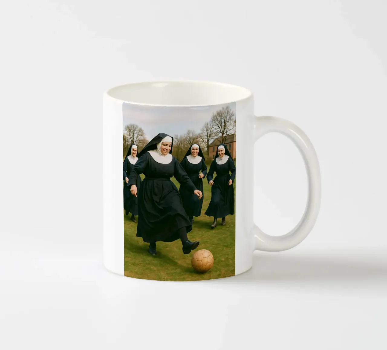 suora che gioca a calcio tazza in ceramica da tamarind