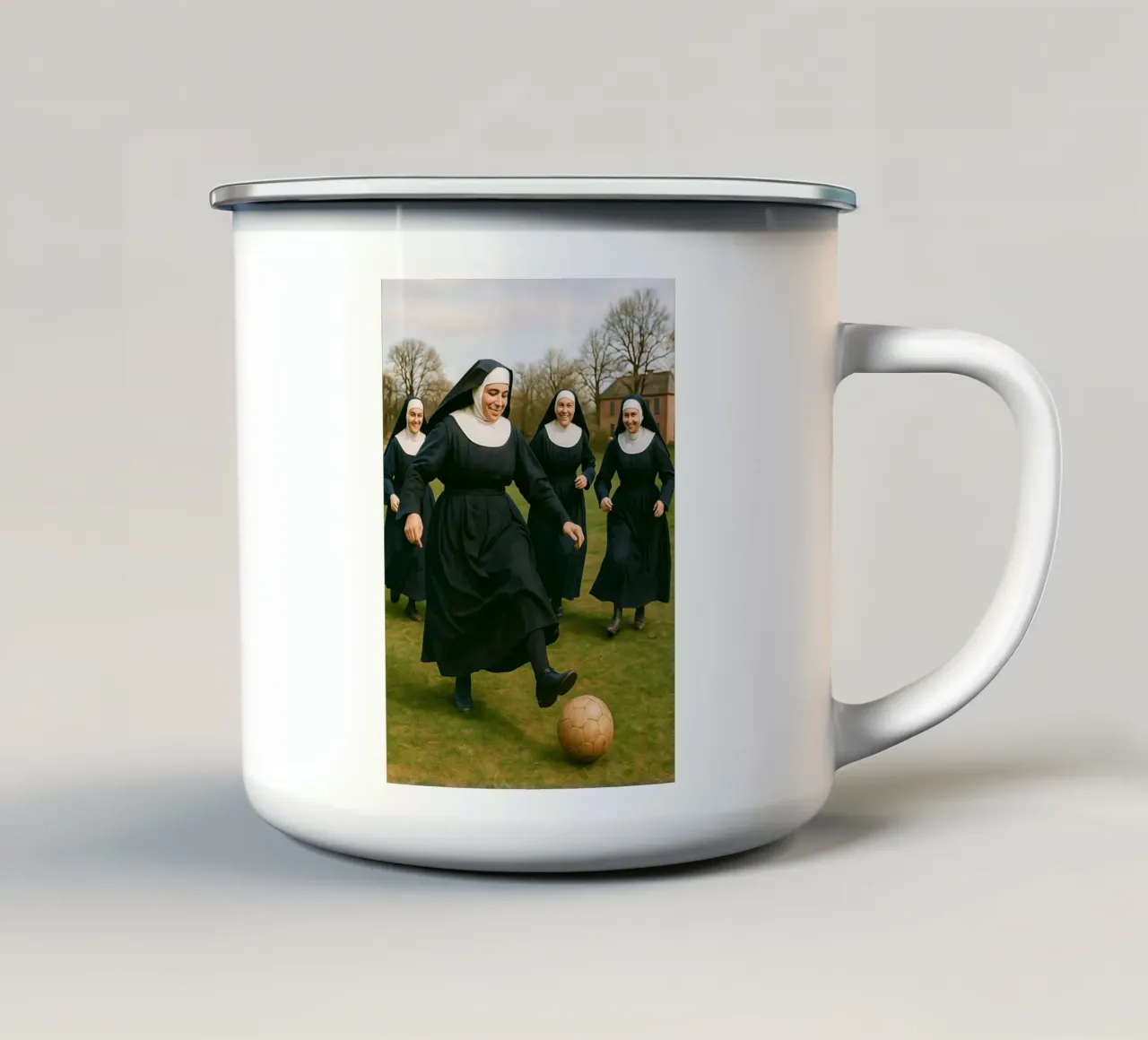 suora che gioca a calcio tazza in smalto da tamarind