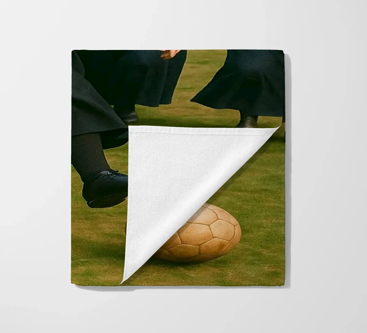 suora che gioca a calcio telo mare da tamarind