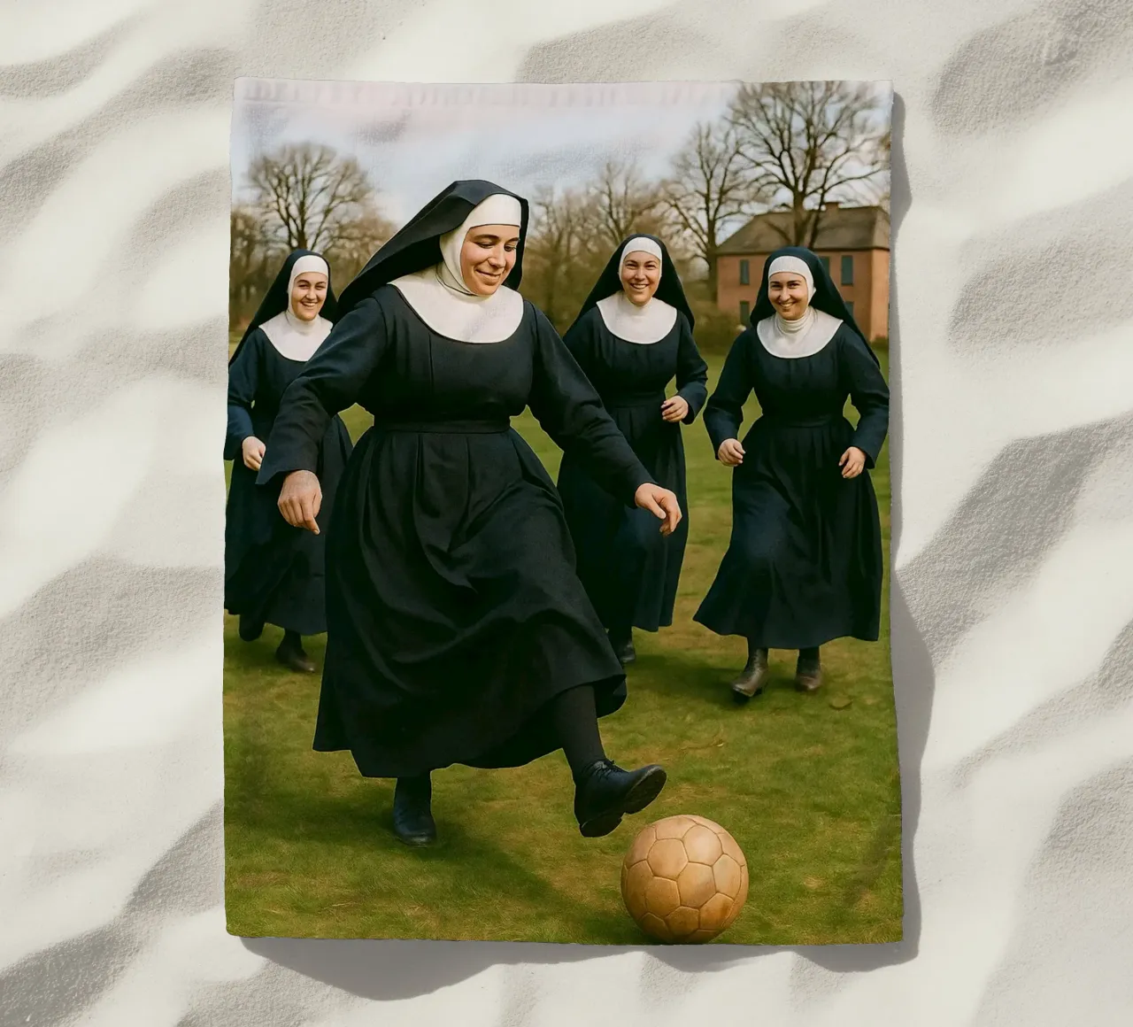 suora che gioca a calcio telo mare da tamarind