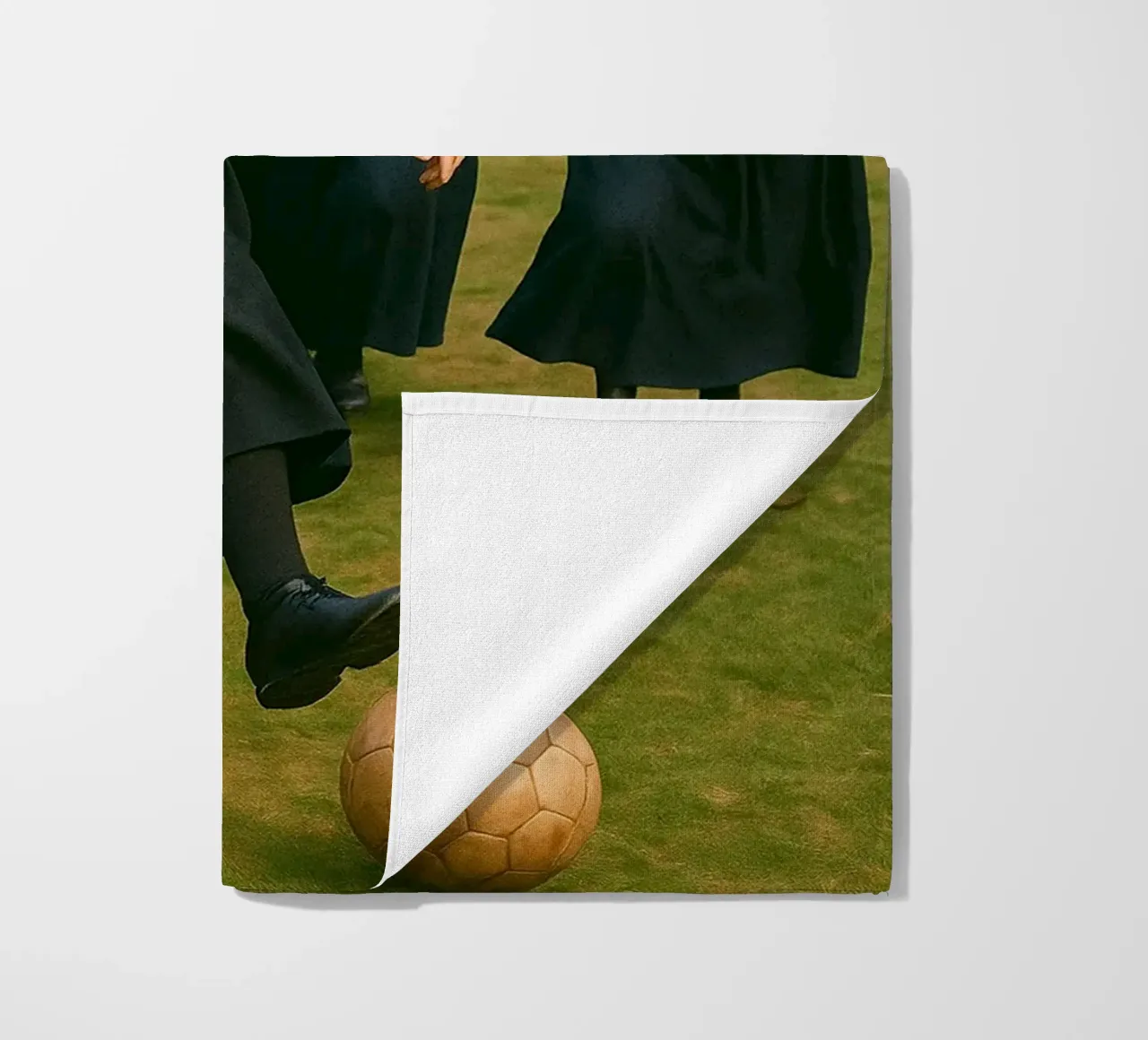 suora che gioca a calcio telo mare da tamarind
