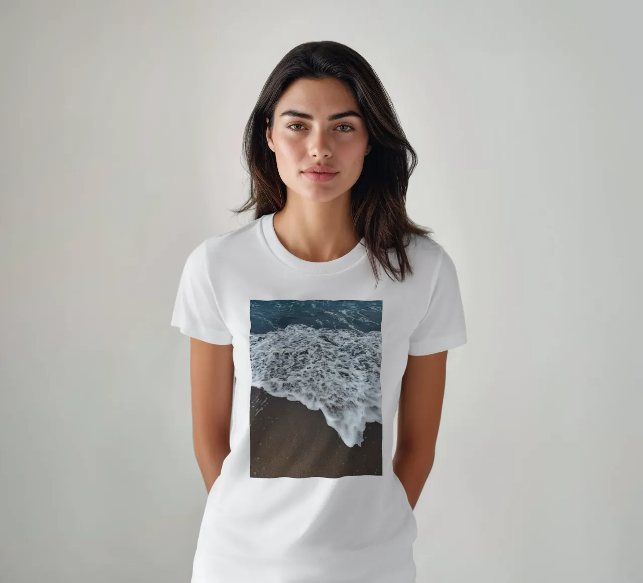 Onde che si infrangono sulla spiaggia balinese t-shirt da byrieneke