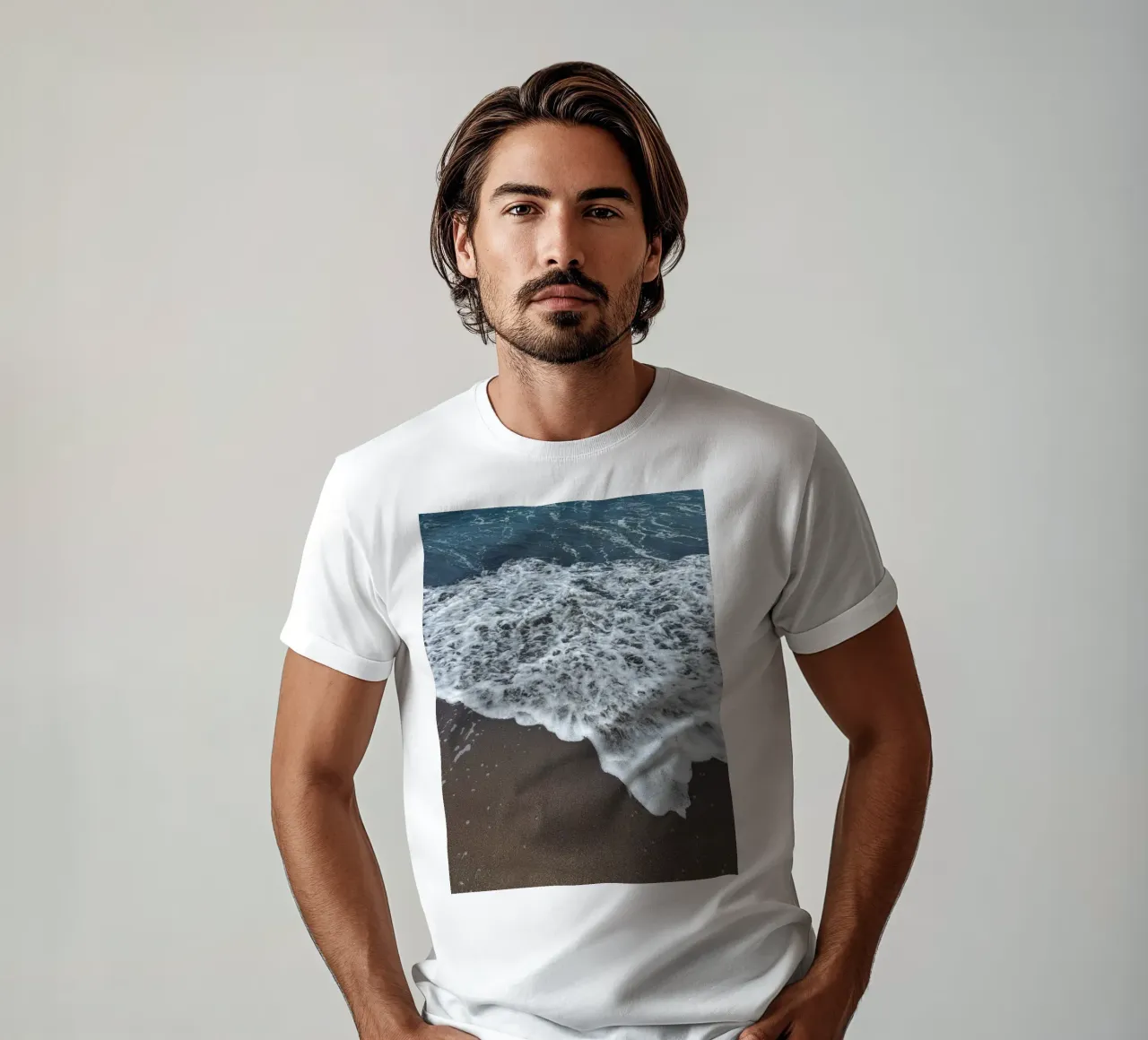 Onde che si infrangono sulla spiaggia balinese t-shirt da byrieneke