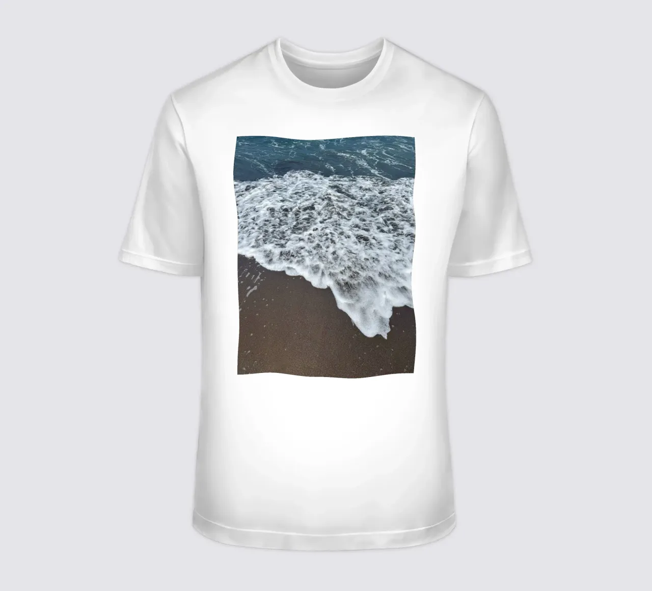 Onde che si infrangono sulla spiaggia balinese t-shirt da byrieneke