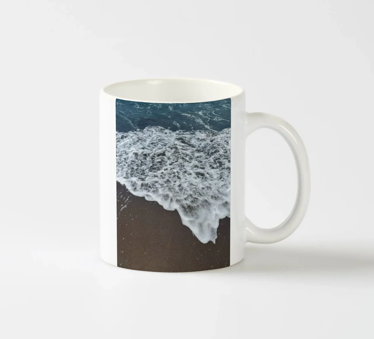 Onde che si infrangono sulla spiaggia balinese tazza in ceramica da byrieneke