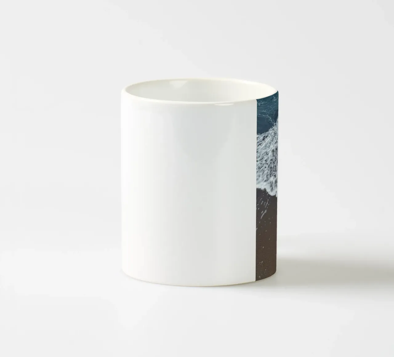 Onde che si infrangono sulla spiaggia balinese tazza in ceramica da byrieneke