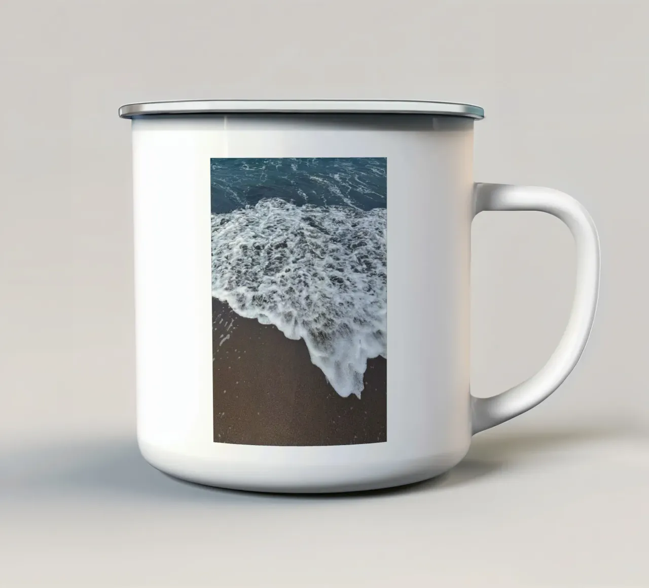 Onde che si infrangono sulla spiaggia balinese tazza in smalto da byrieneke