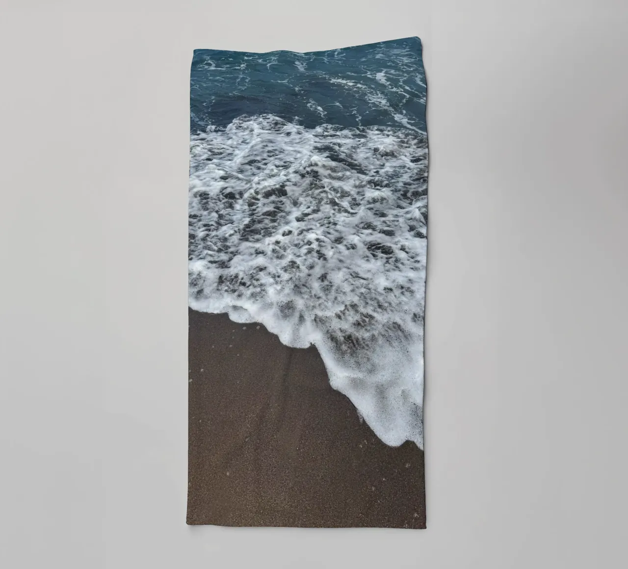 Onde che si infrangono sulla spiaggia balinese asciugamano da bagno da byrieneke