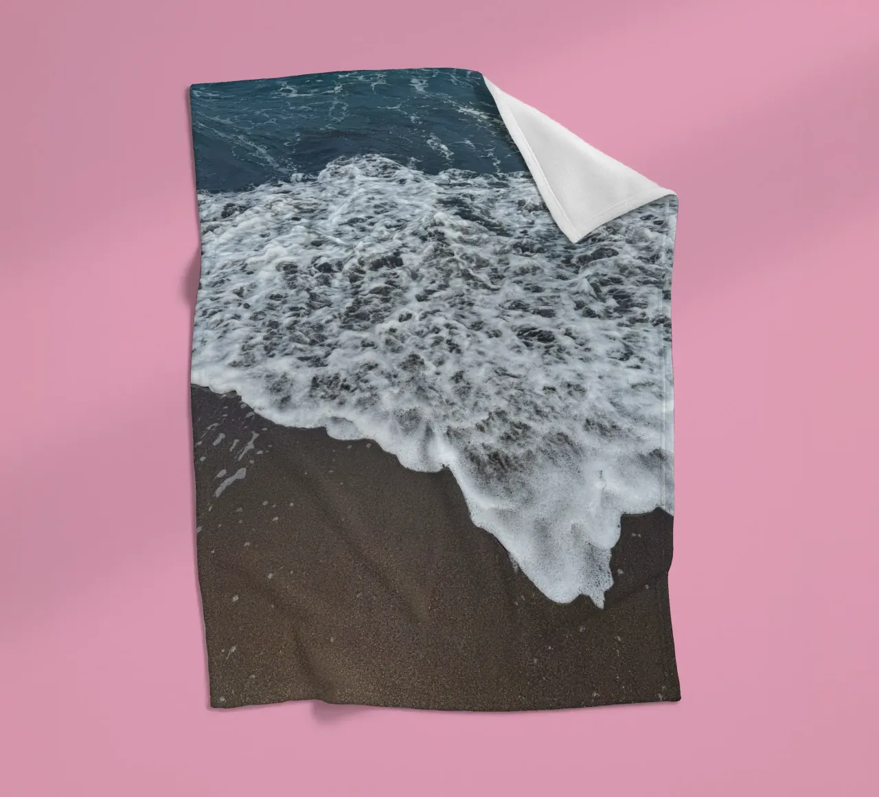 Onde che si infrangono sulla spiaggia balinese coperta in pile da byrieneke
