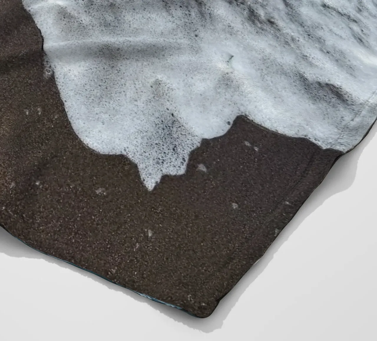Onde che si infrangono sulla spiaggia balinese coperta in pile da byrieneke