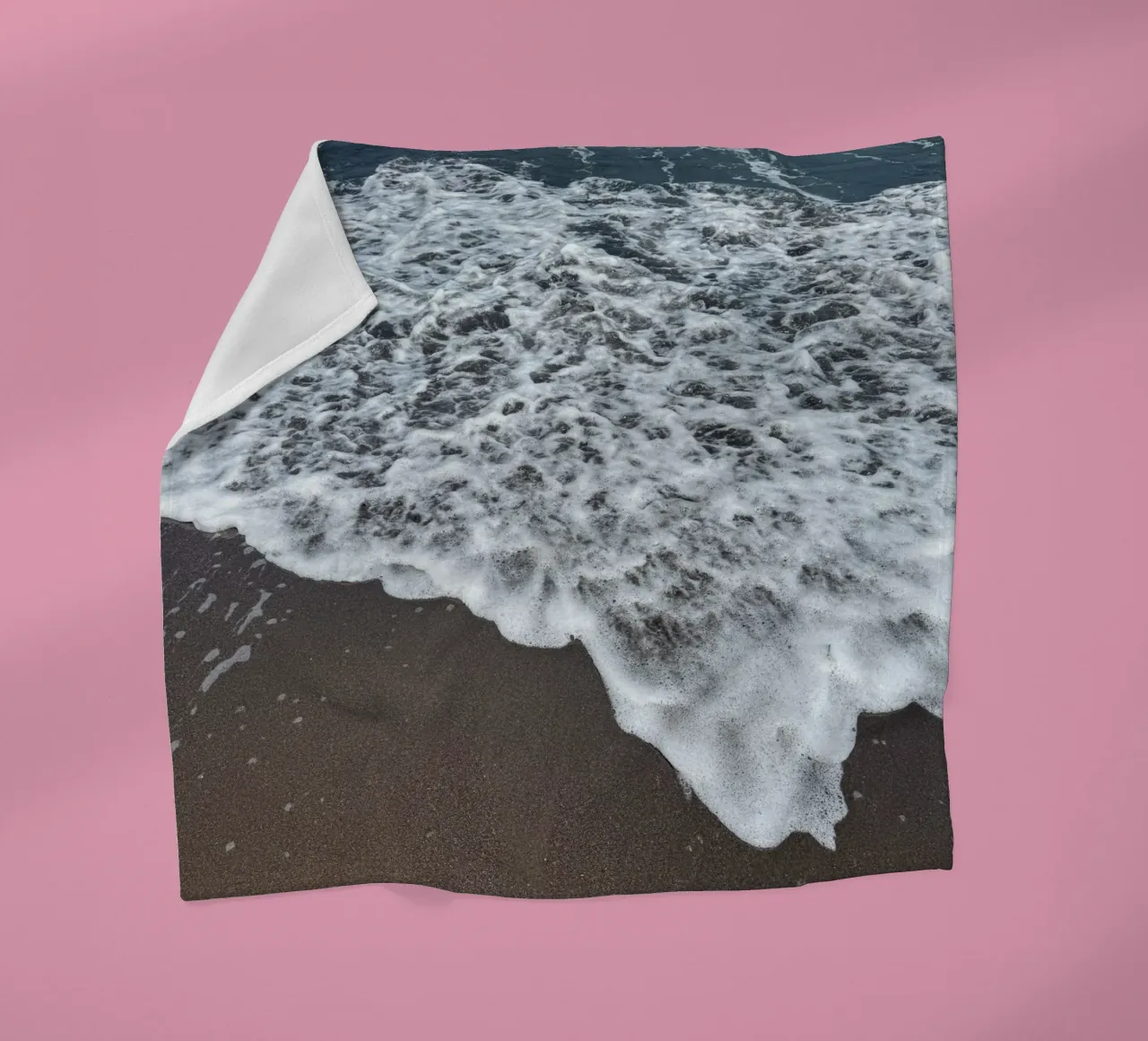 Onde che si infrangono sulla spiaggia balinese coperta in pile da byrieneke