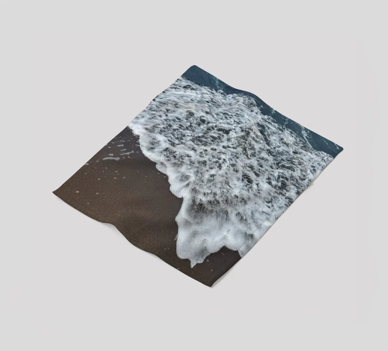 Onde che si infrangono sulla spiaggia balinese coperta in pile da byrieneke