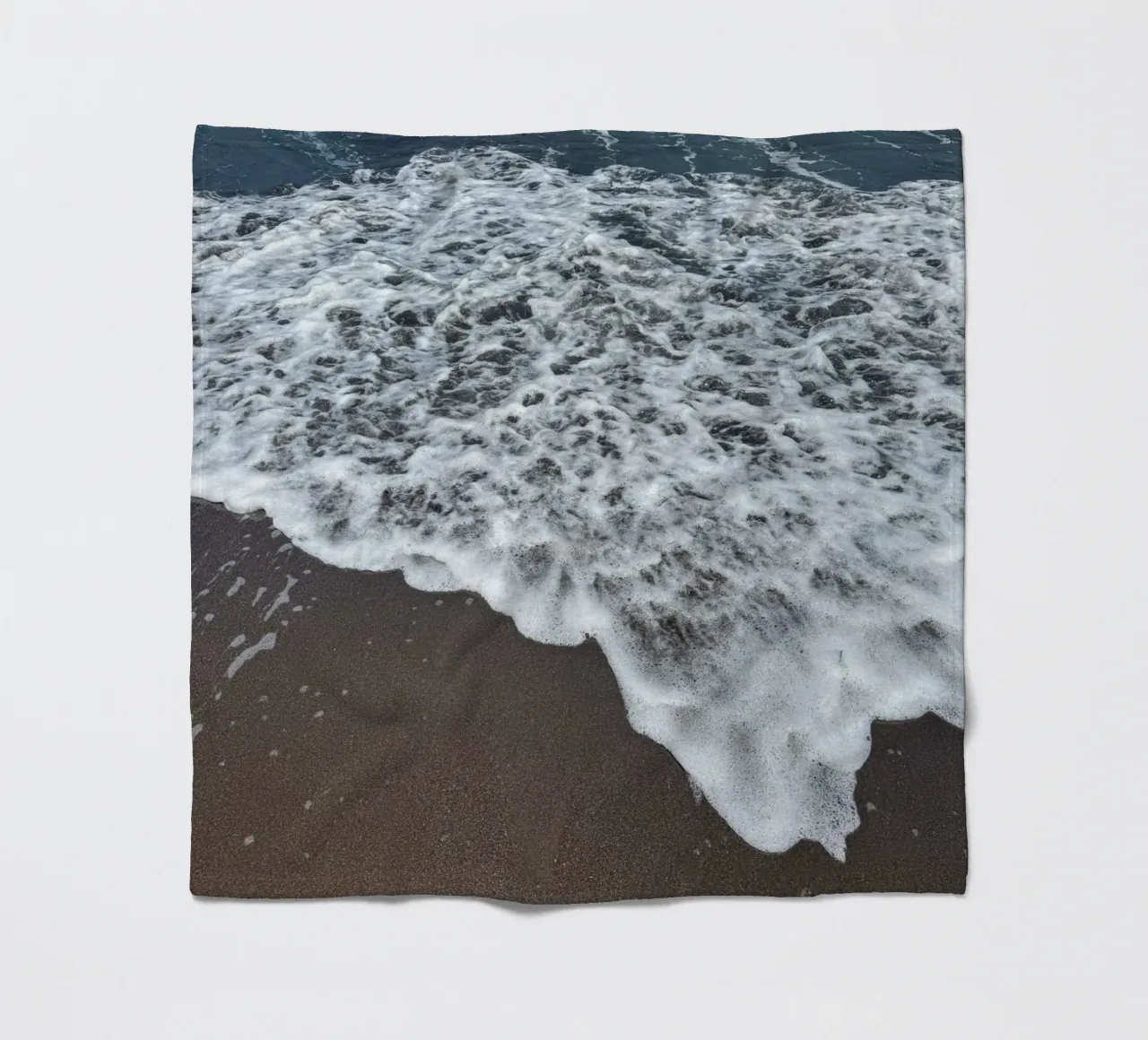 Onde che si infrangono sulla spiaggia balinese coperta in pile da byrieneke