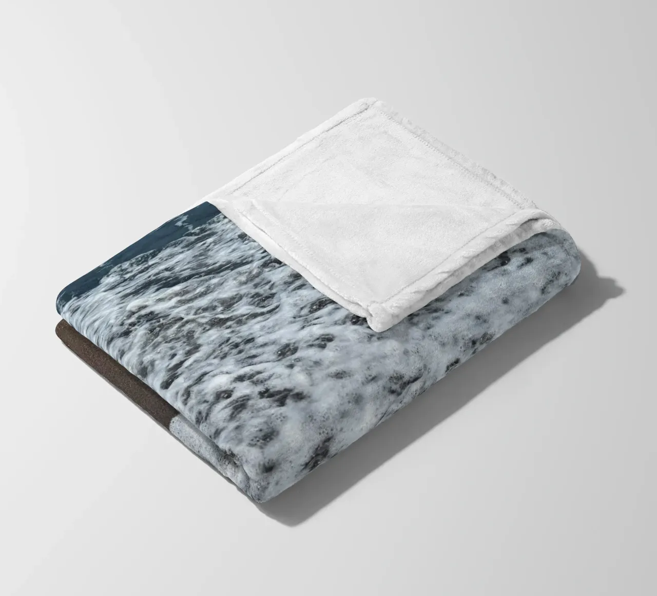 Onde che si infrangono sulla spiaggia balinese coperta in pile da byrieneke