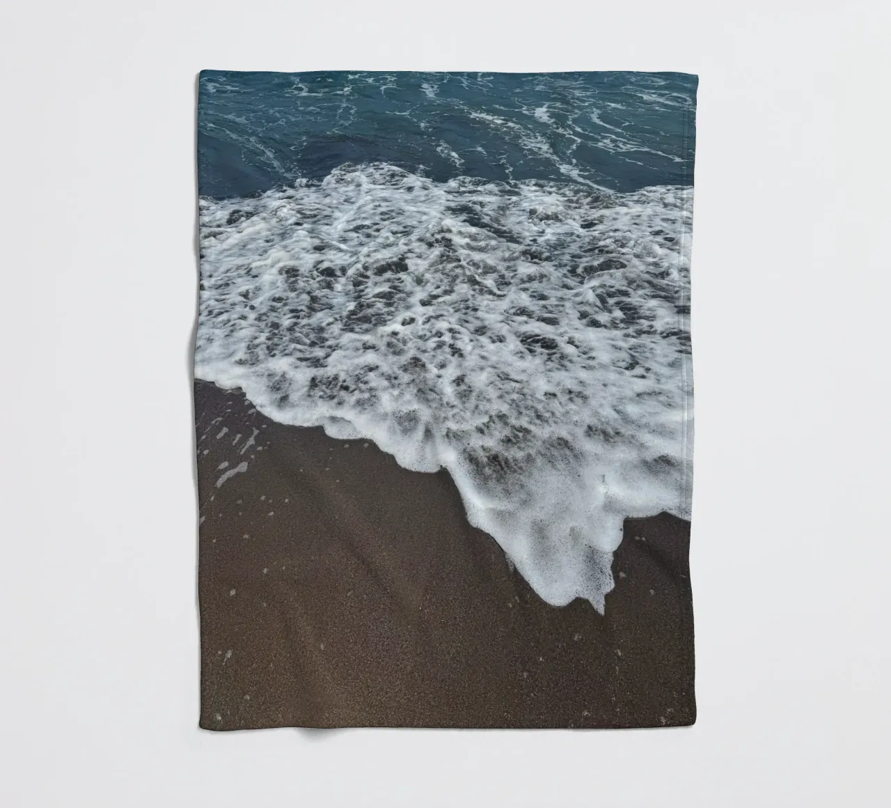 Onde che si infrangono sulla spiaggia balinese coperta in pile da byrieneke