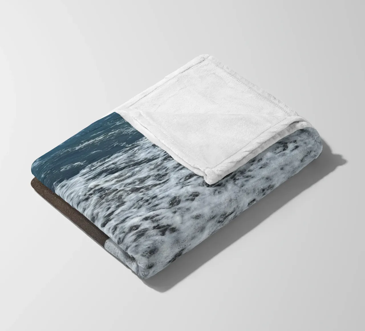 Onde che si infrangono sulla spiaggia balinese coperta in pile da byrieneke