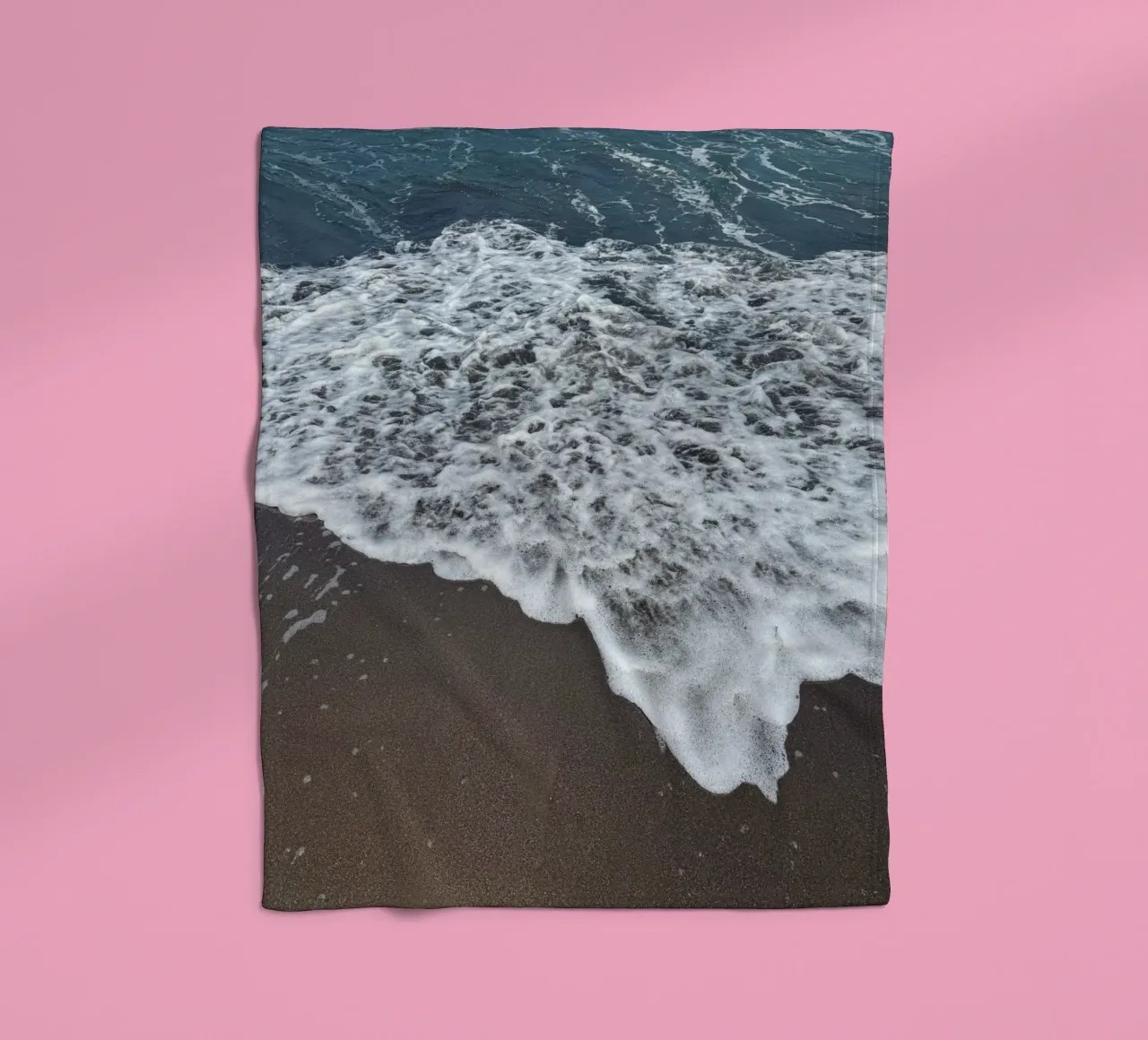 Onde che si infrangono sulla spiaggia balinese coperta in pile da byrieneke