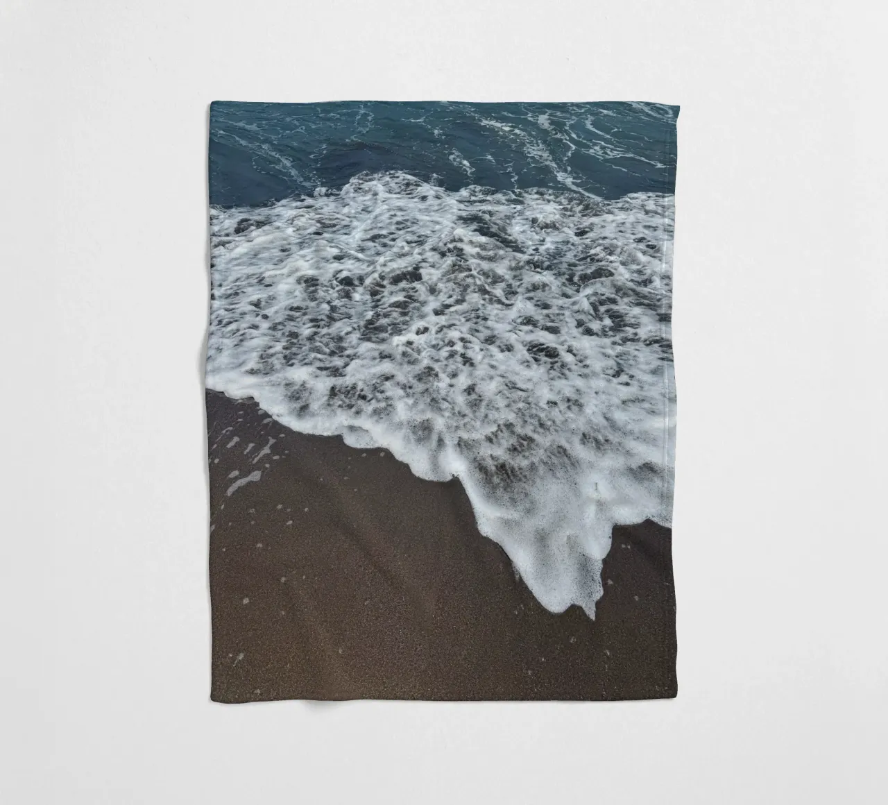 Onde che si infrangono sulla spiaggia balinese coperta in pile da byrieneke