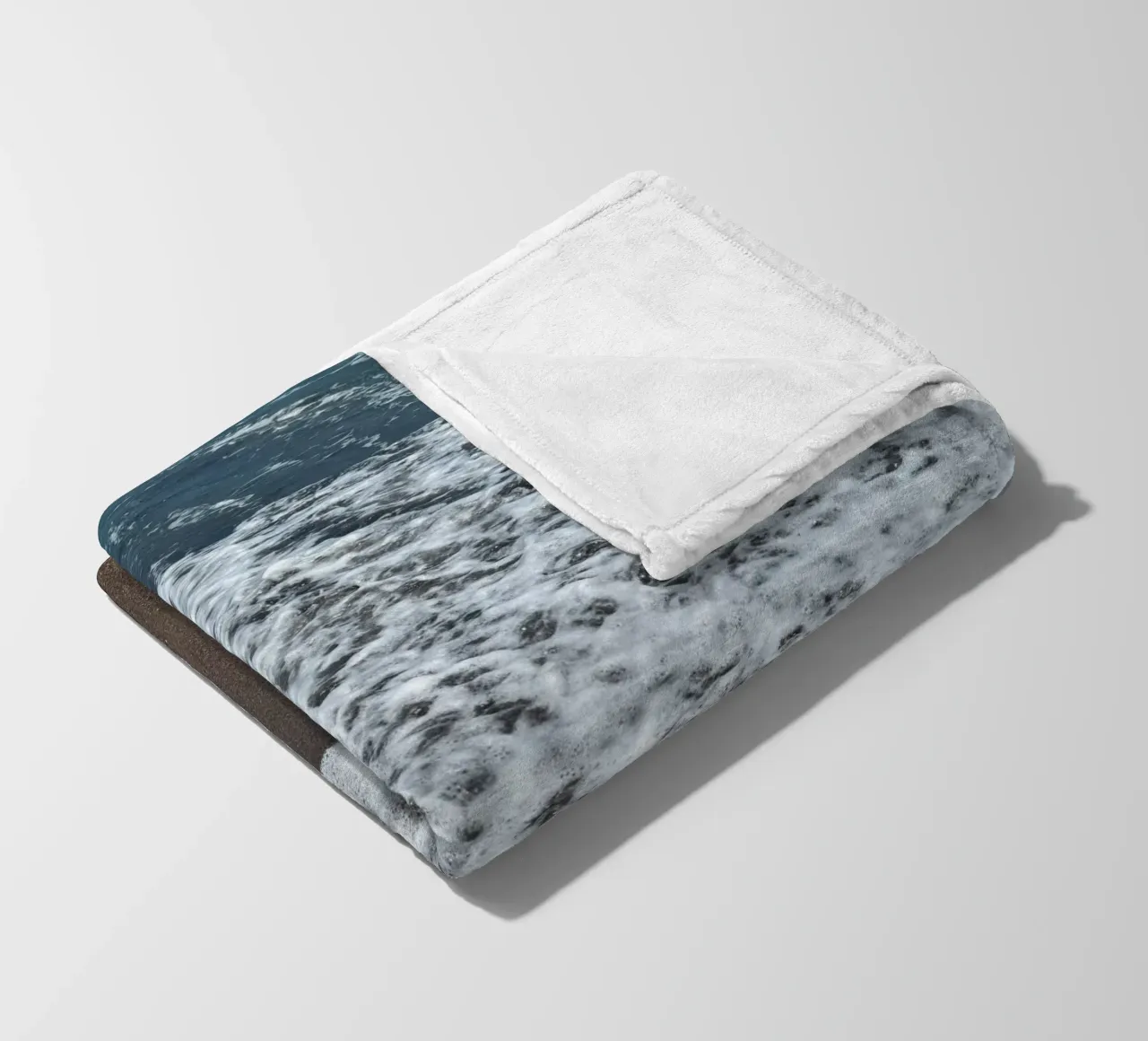 Onde che si infrangono sulla spiaggia balinese coperta in pile da byrieneke
