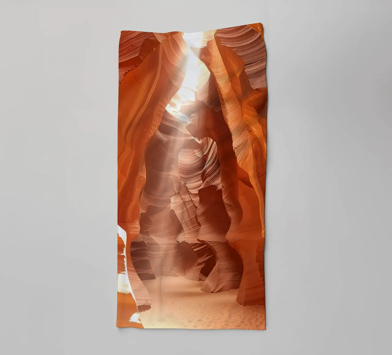 Strutture geometriche nell'Antelope Canyon in Arizona asciugamano da bagno da DiveDuke