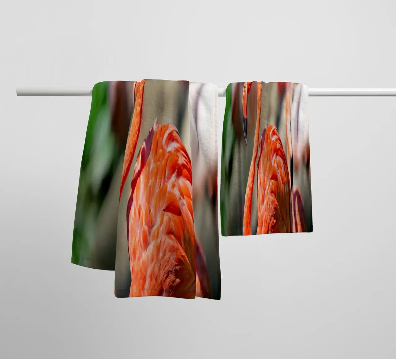 Gekleurde flamingo close-up badhanddoek van DiveDuke