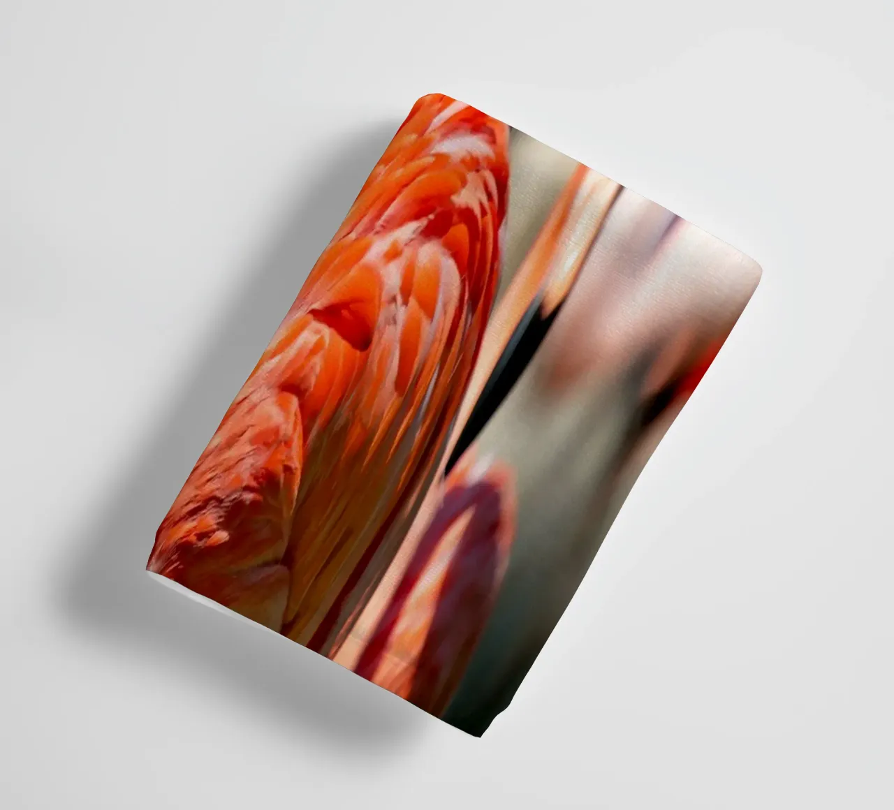 Gekleurde flamingo close-up badhanddoek van DiveDuke