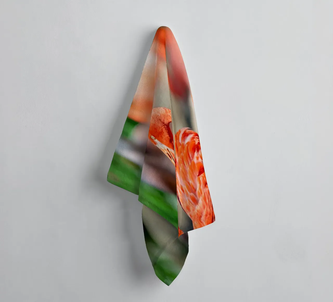 Gekleurde flamingo close-up badhanddoek van DiveDuke