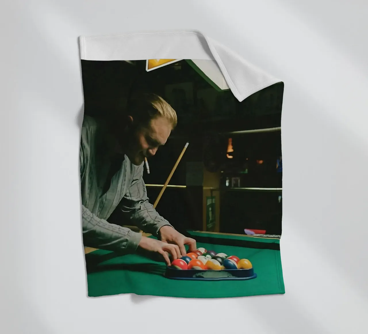 Zach Bryan coperta in pile da esoygeboys