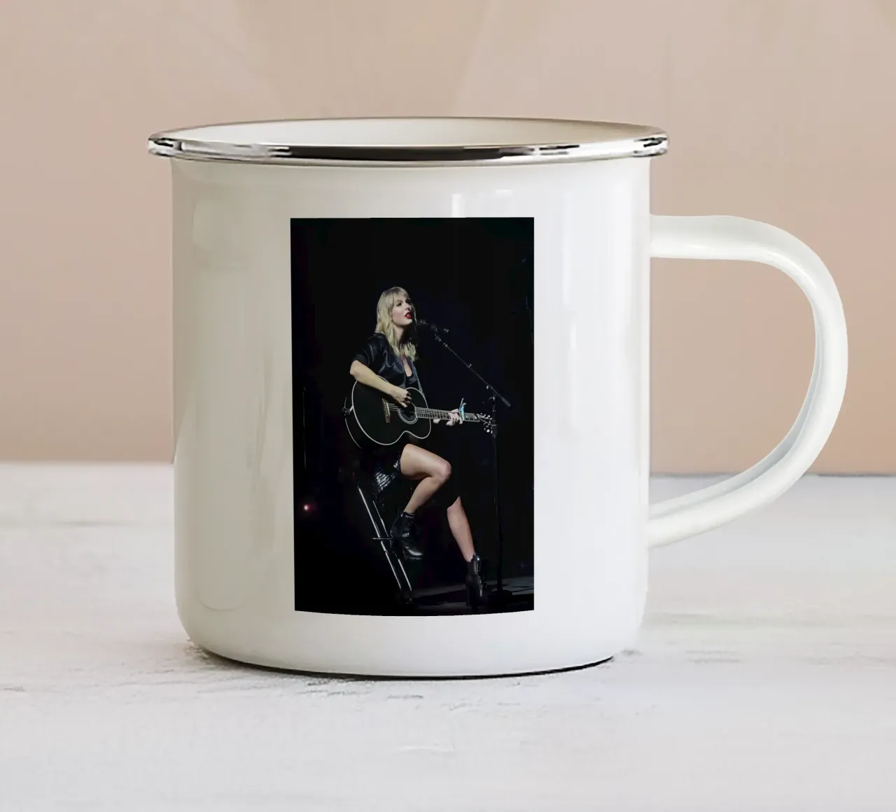 L'evoluzione di Taylor Swift dalle radici country al mondo globale tazza in smalto da ramdakjagualma