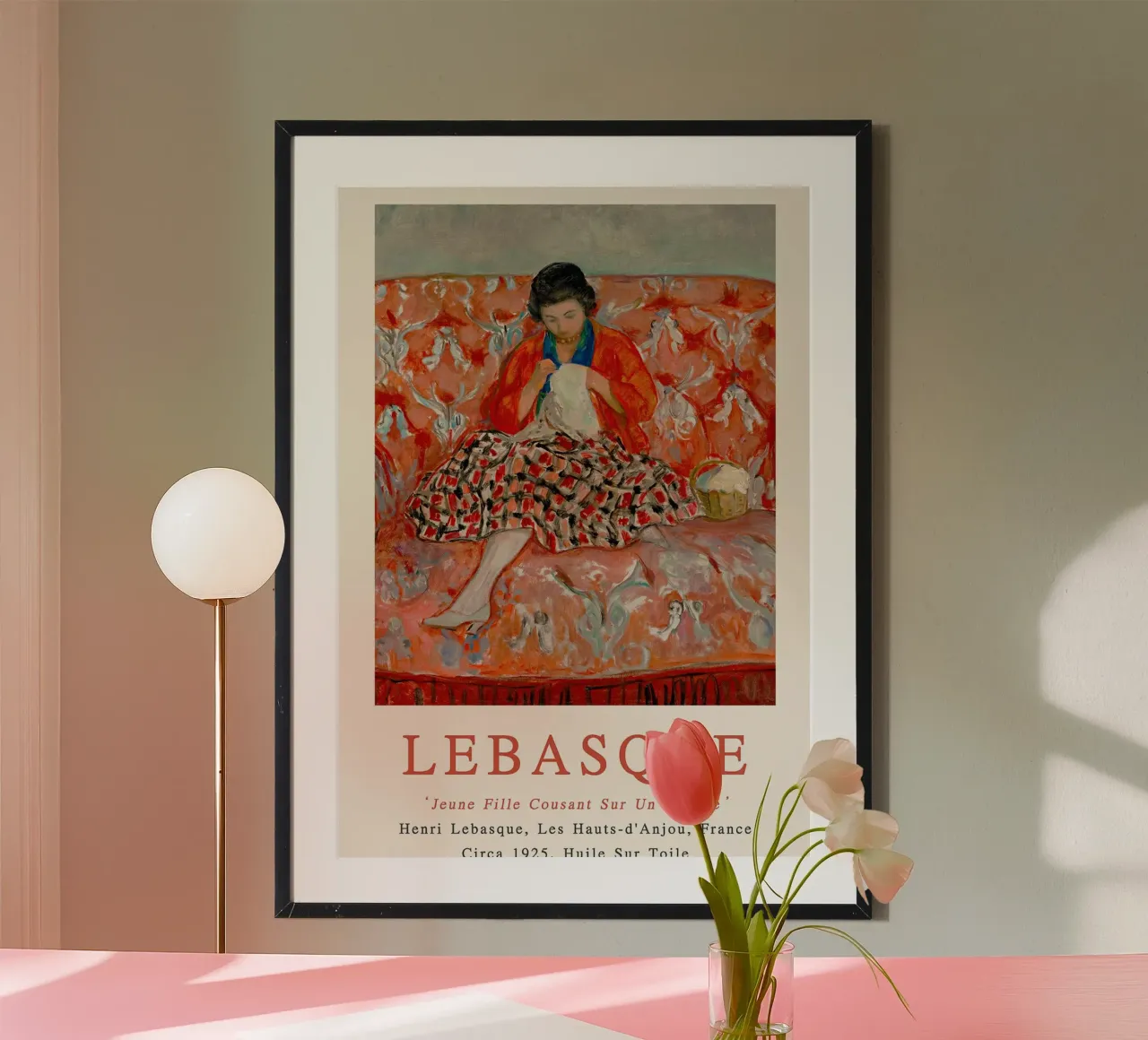 Giovane ragazza cuce su un divano, 1925 poster da Roy Terrell