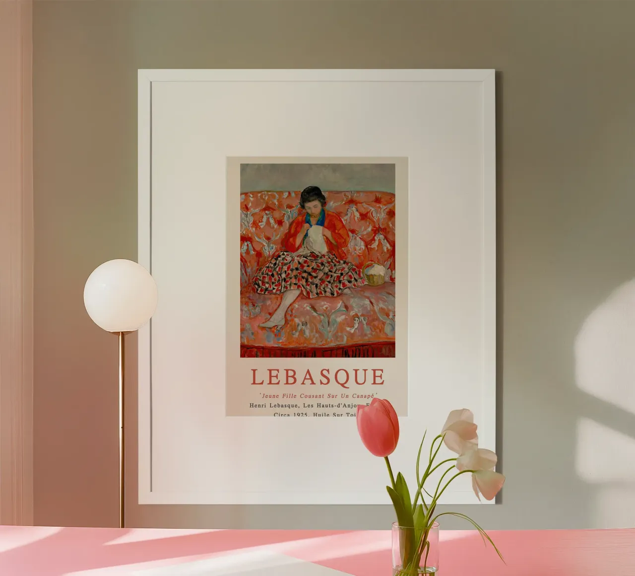 Giovane ragazza cuce su un divano, 1925 poster da Roy Terrell