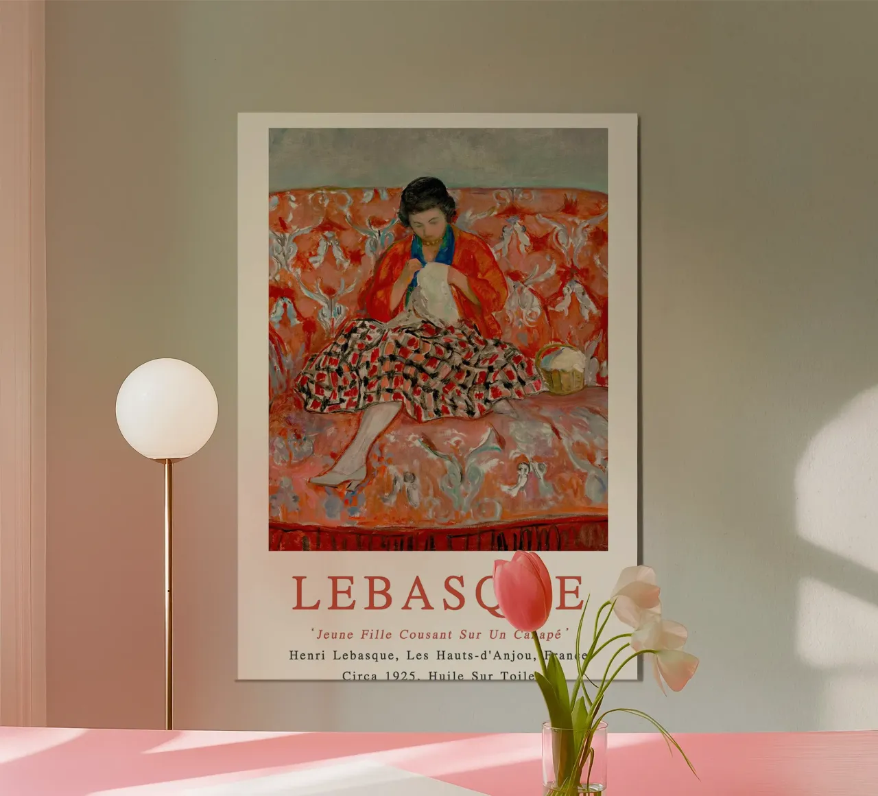 Giovane ragazza cuce su un divano, 1925 poster da Roy Terrell
