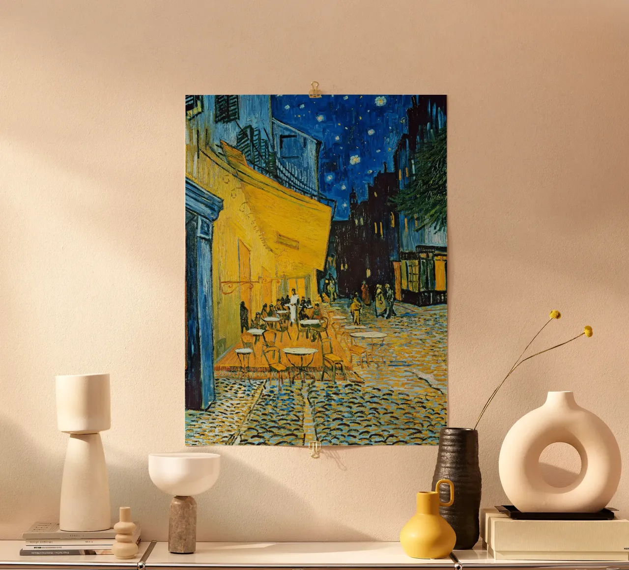 Terrazza di un caffè di notte (Place du Forum) di Vincent van G poster da Roy Terrell