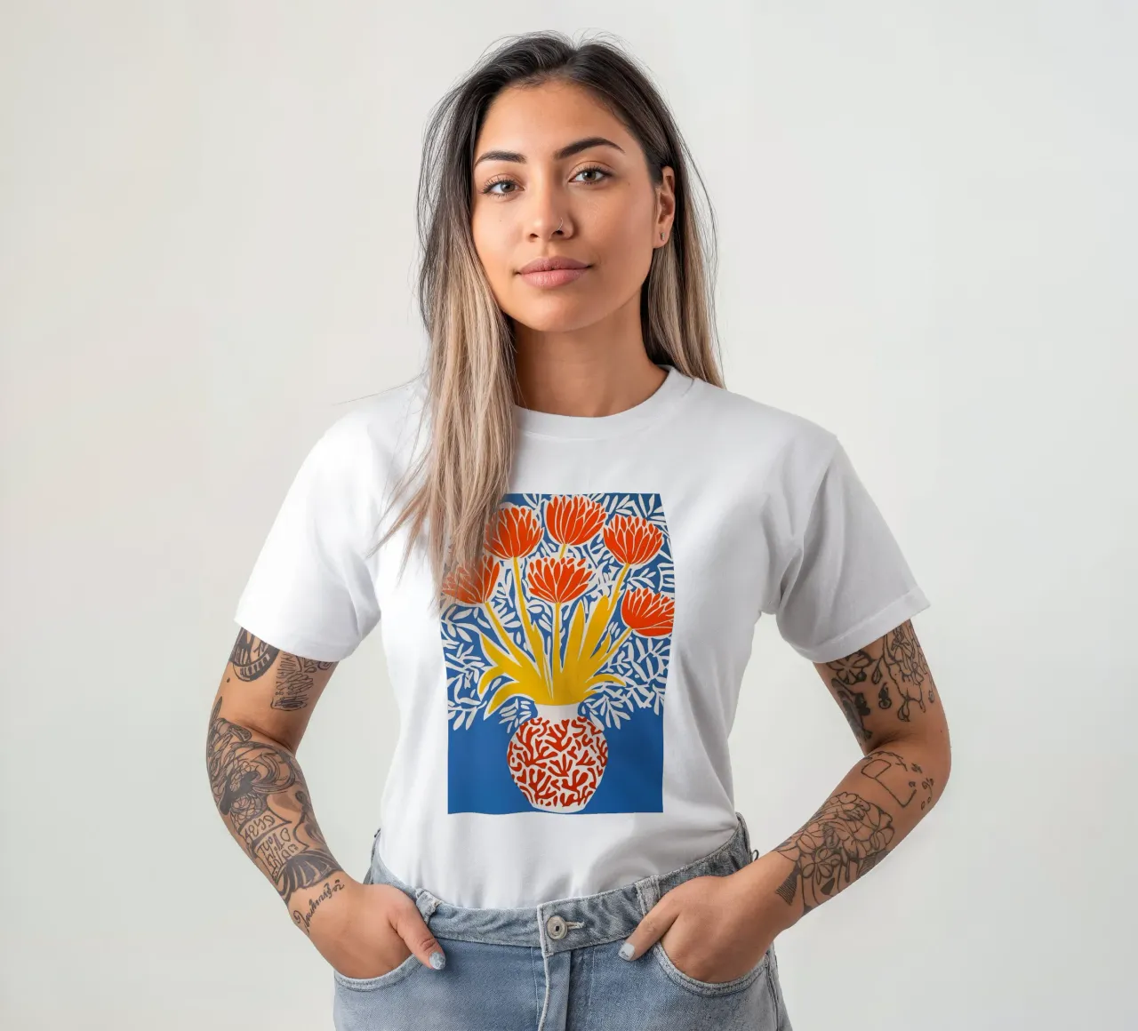 Fiori rossi in un vaso t-shirt da Autofocus