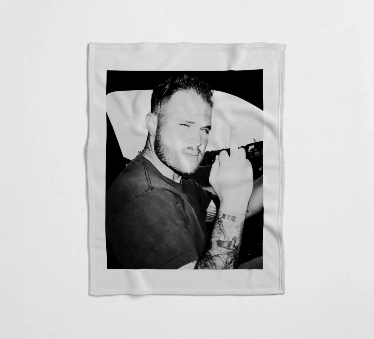 Zach Bryan coperta in pile da esoygeboys